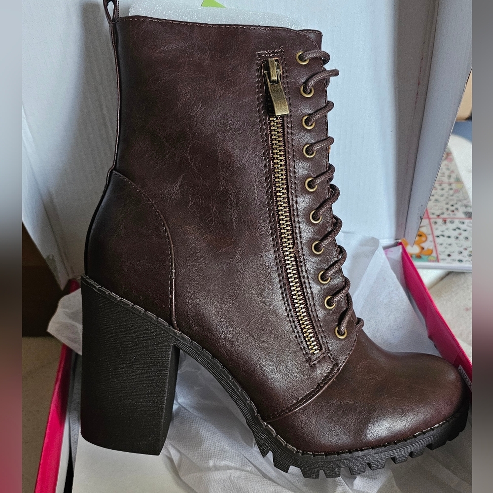 Dream pairs Woman's chunky heel boots size 8.5
